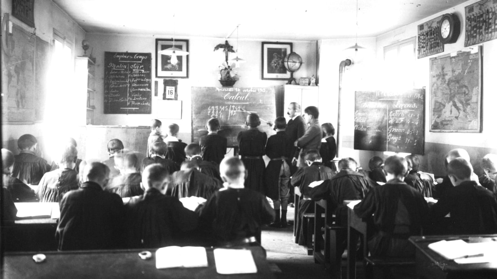 French primary school classroom in 1912, about thirty pupils, the word Calcul on the blackboard